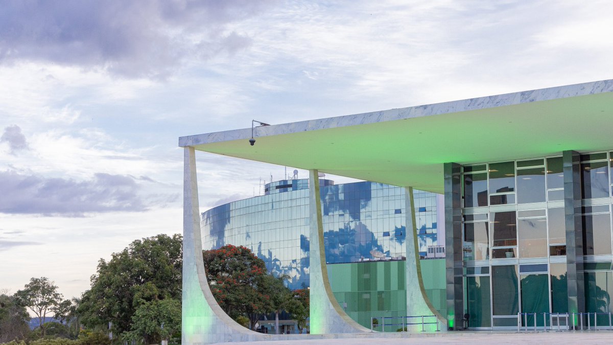 Fotografia horizontal, diurna, do edifício-sede do STF. Fim da descrição.