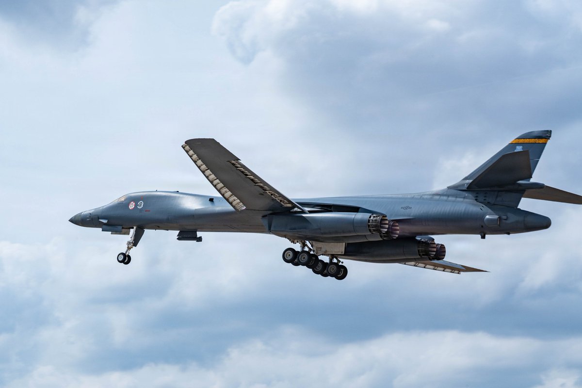 AFGlobalStrike's tweet photo. Bomber power on display!

Two #B1 Lancers from @DyessAFBase supported the arrival ceremony at Joint Base Andrews for People’s Republic of China President Xi Jinping’s first state visit since 2015.

@DeptofWar | @US_STRATCOM | @usairforce https://t.co/YAXhPQKYI1