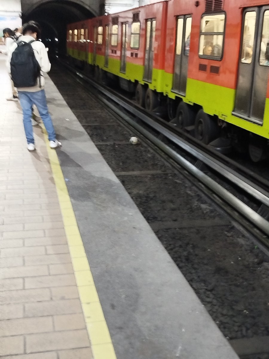 AldoSenz's tweet photo. @MetroCDMX Hay un balón en las vías. Estación copilco dirección indios verdes https://t.co/k6bl0zOyI7