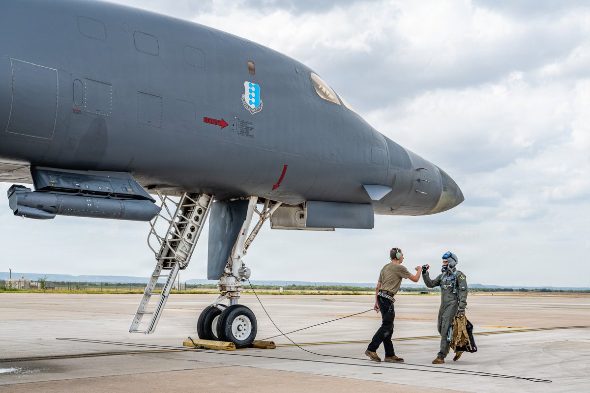 AFGlobalStrike's tweet photo. Bomber power on display!

Two #B1 Lancers from @DyessAFBase supported the arrival ceremony at Joint Base Andrews for People’s Republic of China President Xi Jinping’s first state visit since 2015.

@DeptofWar | @US_STRATCOM | @usairforce https://t.co/YAXhPQKYI1