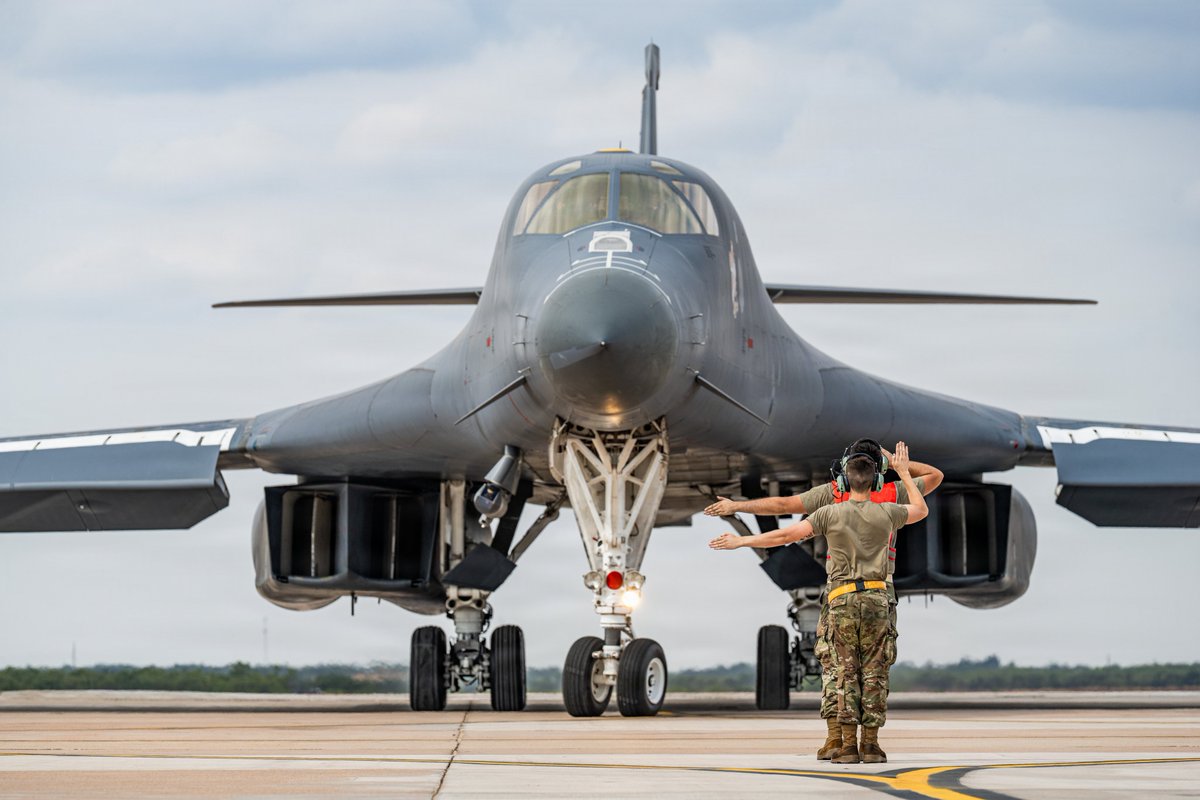 AFGlobalStrike's tweet photo. Bomber power on display!

Two #B1 Lancers from @DyessAFBase supported the arrival ceremony at Joint Base Andrews for People’s Republic of China President Xi Jinping’s first state visit since 2015.

@DeptofWar | @US_STRATCOM | @usairforce https://t.co/YAXhPQKYI1