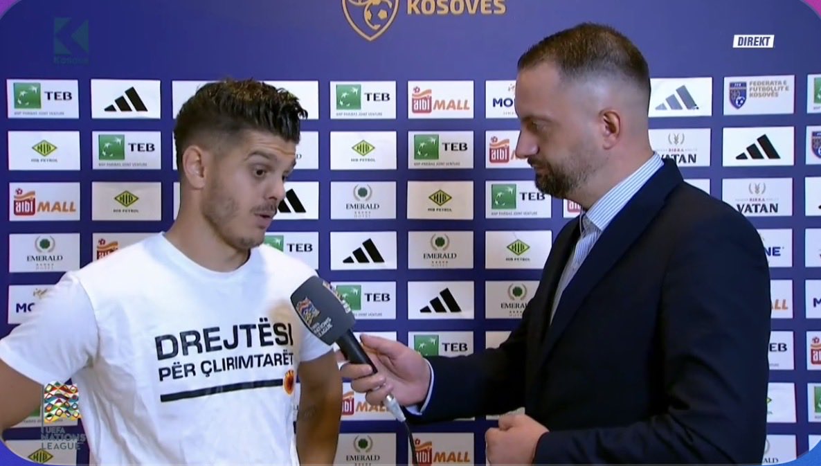 ShpendThaci96's tweet photo. “Fitoren ua dedikoj çlirimtarëve tanë, krerëve të UÇK-së”, kapiteni Vedat Muriqi për “Klan Kosova”.

Ndërsa Milot Rashica në intervistë u solidarizua duke dalur me bluzën që avokon drejtësi për çlirimtarët.

Faleminderit, djem! 🇽🇰 

#KOSIRL https://t.co/4rn0egUwNj