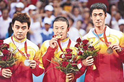 ZhangJikepop's tweet photo. ここ約30年、団体で中国が負けなかったのってこの世代だけで、劉国梁の時代だって負けてる。今の中国を見てると日本も凄いけど他国を寄せ付けず、群雄割拠にしなかった王者たちもまた凄いなって思う。誰かだけじゃなくて全員がチャンピオンなのが凄い。
🇨🇳張継科 馬龍 許昕 樊振東 馬琳  王励勤 王皓 https://t.co/CKdJBquSkf