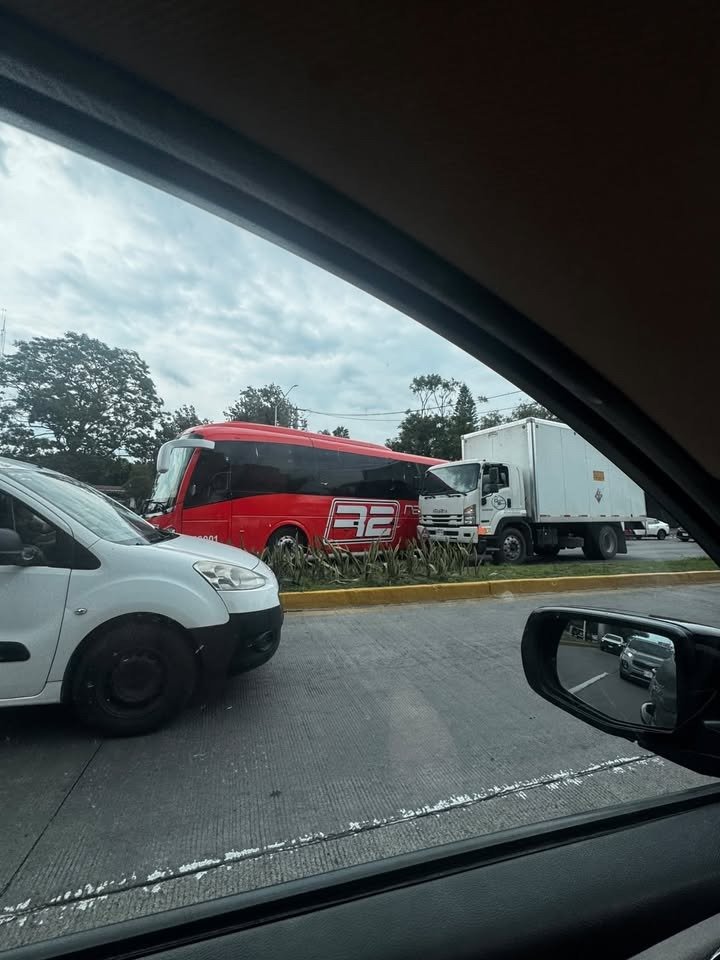 Trafico_ZMG's tweet photo. Percance sobre #ChoquesMateos, a la altura de Santa Anita y en sentido de norte a sur.
Conductores señalan que esto mantiene los carriles laterales bloqueados. Tómalo en cuenta.
#TráficoZMGPeriodismoCiudadano https://t.co/Jox9Um8rfb
