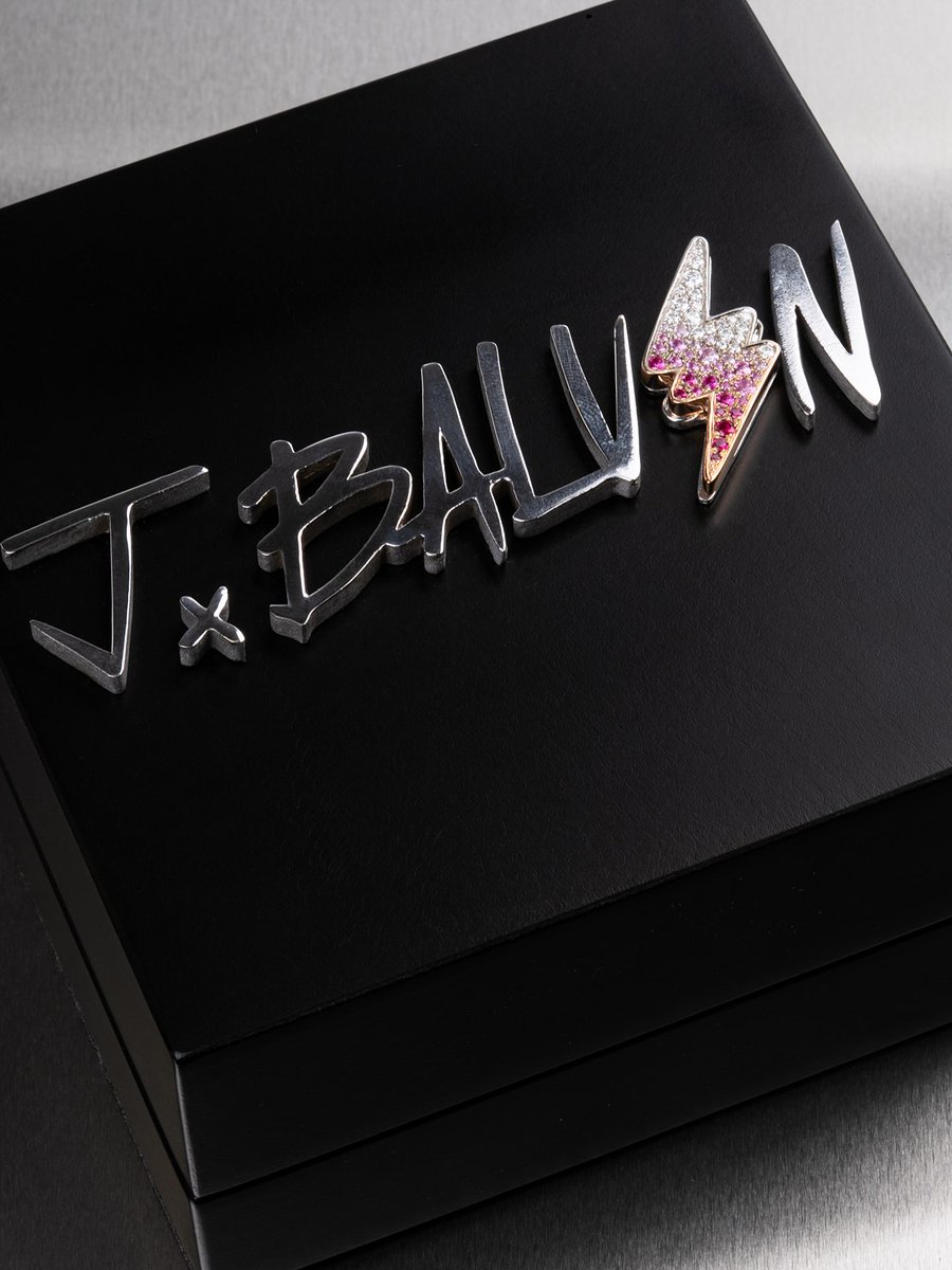 ComplexStyle's tweet photo. J Balvin's new sapphire grills are insane 

designed by: yell_lab https://t.co/FvmNTDBFNa