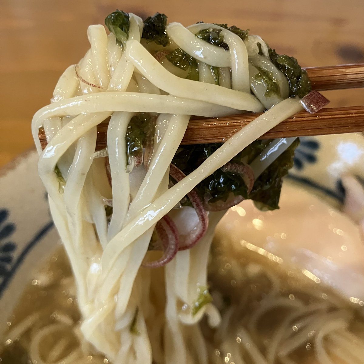ykurikin's tweet photo. 大阪旭区千林は「らーめんMARCO」さん…チョイスは"限定"の『冷やし煮干しらーめん』…キンキンに冷やされた"煮干し"に"昆布"から抽出したパンチあるスープが実にうんまいですなぁ…"薬味"合わせればスープの美味しさも引き立ちまする…ご馳走さまでした〜(๑・ω-)～♥”
#らーめんMARCO https://t.co/uPvuaVlTrX