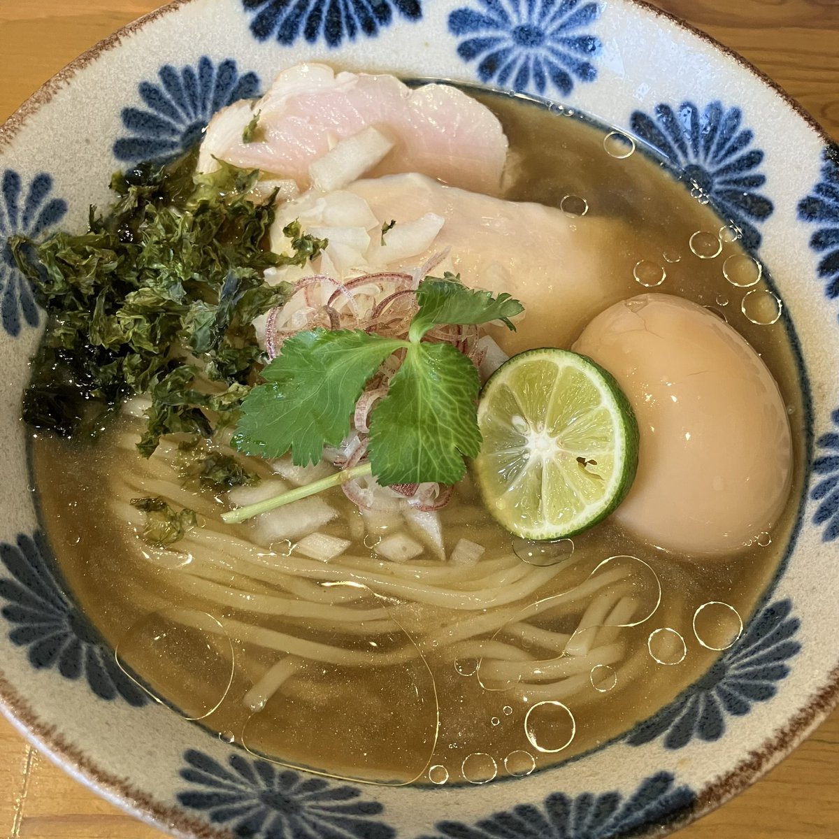 ykurikin's tweet photo. 大阪旭区千林は「らーめんMARCO」さん…チョイスは"限定"の『冷やし煮干しらーめん』…キンキンに冷やされた"煮干し"に"昆布"から抽出したパンチあるスープが実にうんまいですなぁ…"薬味"合わせればスープの美味しさも引き立ちまする…ご馳走さまでした〜(๑・ω-)～♥”
#らーめんMARCO https://t.co/uPvuaVlTrX