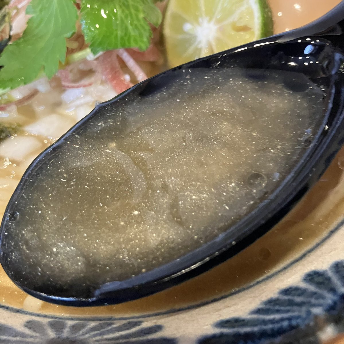 ykurikin's tweet photo. 大阪旭区千林は「らーめんMARCO」さん…チョイスは"限定"の『冷やし煮干しらーめん』…キンキンに冷やされた"煮干し"に"昆布"から抽出したパンチあるスープが実にうんまいですなぁ…"薬味"合わせればスープの美味しさも引き立ちまする…ご馳走さまでした〜(๑・ω-)～♥”
#らーめんMARCO https://t.co/uPvuaVlTrX