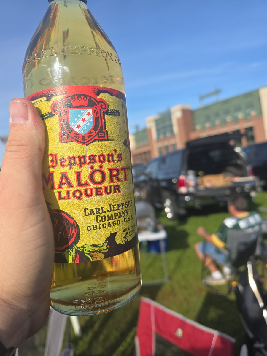 jmekash28's tweet photo. @JeppsonsMalort gonna be passing the bottle around tonight at Lambeau Field.  Go Pack Go https://t.co/RJQL4XCFl2