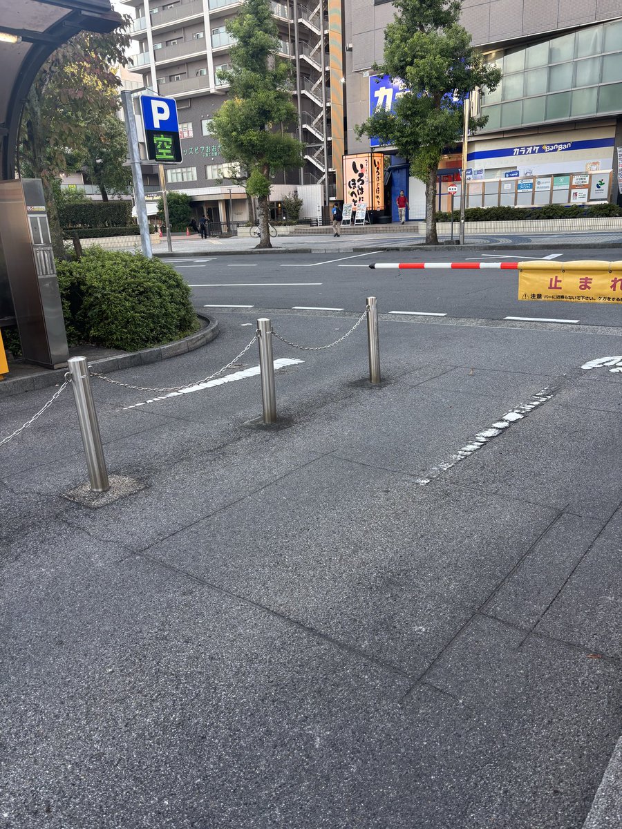 hanzawatami's tweet photo. 大垣駅南口の駐車場が入りにくい件を
ベテランのH議員が
建設産業委員会で質問された。
中心市街地整備課からは
古いから南口の整備を含めて
検討を進めていくと答弁があった。

この駐車場道路は、左から路線バスが入ってくるし、
乗り上げないように
大回りにハンドルを切ると
これまた慣れない後続車のドライバーは
おっと危ないと避けなくてはならなくなる。

危険だし、渋滞も引き起こすし。

答弁にあったように駅前の再整備をするとしても、せめて、分離のためにあるポールを一本減らすなり、縁石部分だけを改良するなどしたらどうだろうと。

ここは駐車場なので交通政策課の担当かな。

#大垣駅南口
#駐車場