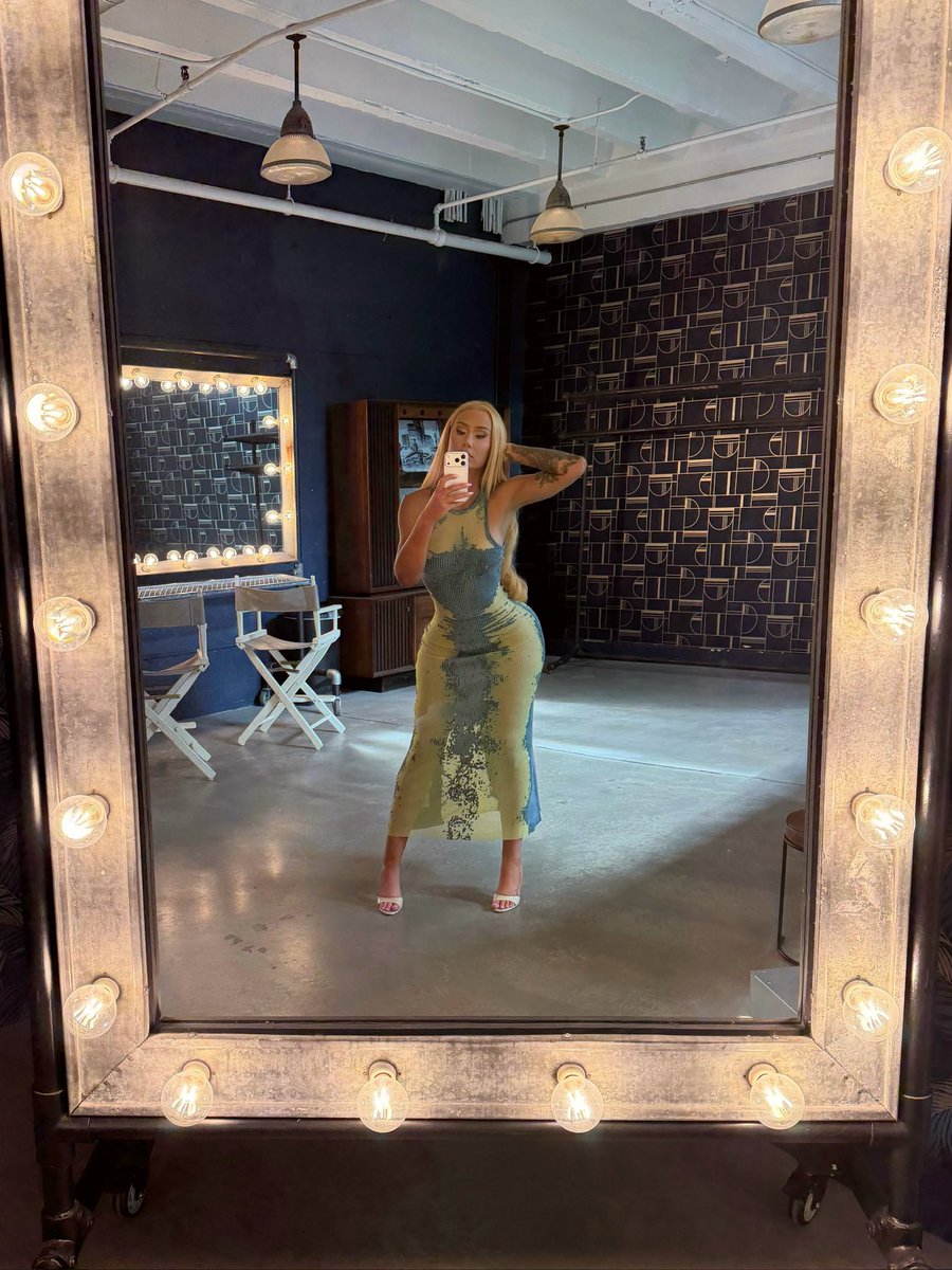 IGGYAZALEA's tweet photo. I’m hanging on my @fanvue with you guys today 😘

[link below] https://t.co/KgonddsZ6q