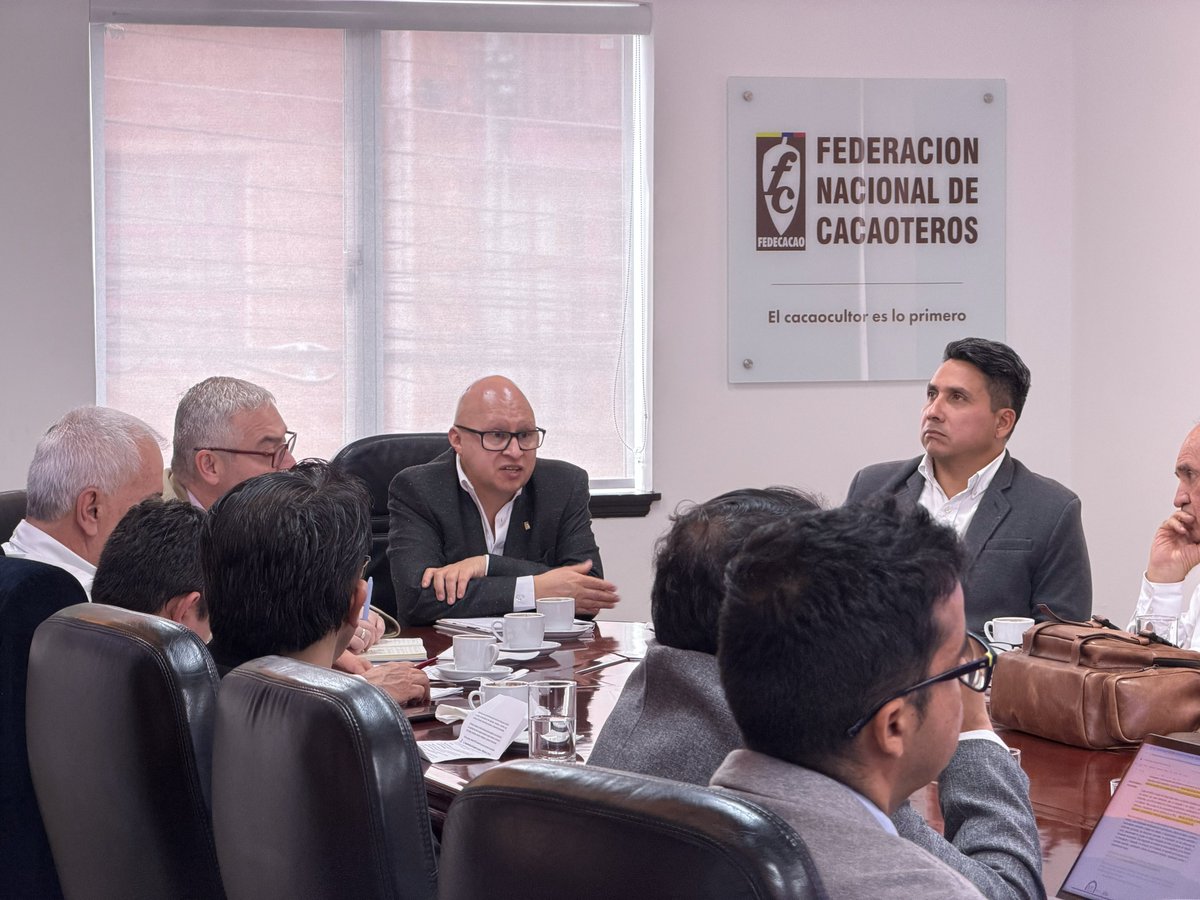 fedecacao's tweet photo. El Consejo Nacional Cacaotero sesionó en #Fedecacao, bajo la coordinación del Luis Guillermo Quintero, de @MinAgricultura. Se abordaron temas como renovación de plantaciones, mercado y futuro del cultivo en la agenda del Gobierno. Trabajamos articuladamente por el subsector 📋 https://t.co/H0gKjZRLhu