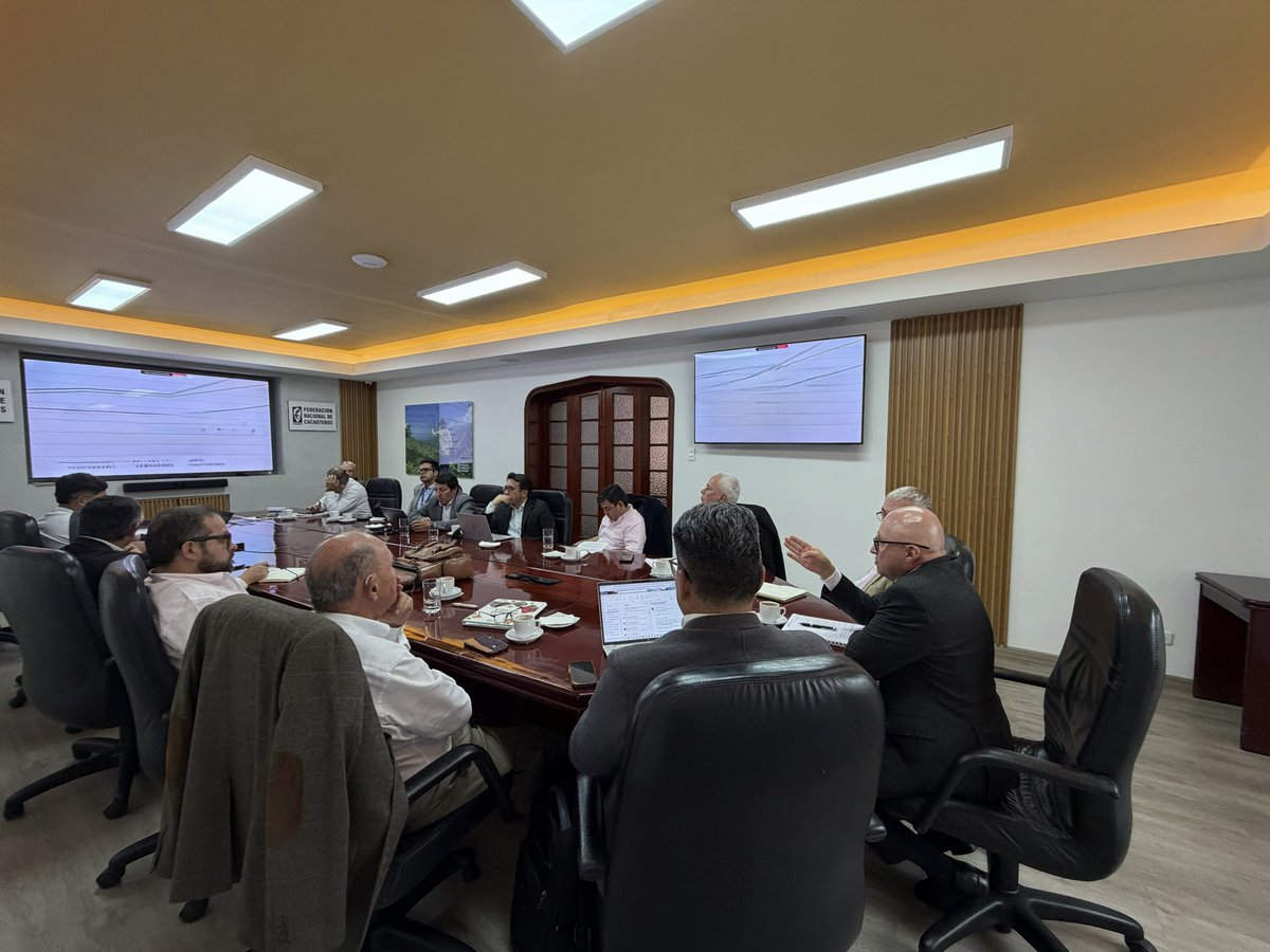 fedecacao's tweet photo. El Consejo Nacional Cacaotero sesionó en #Fedecacao, bajo la coordinación del Luis Guillermo Quintero, de @MinAgricultura. Se abordaron temas como renovación de plantaciones, mercado y futuro del cultivo en la agenda del Gobierno. Trabajamos articuladamente por el subsector 📋 https://t.co/H0gKjZRLhu