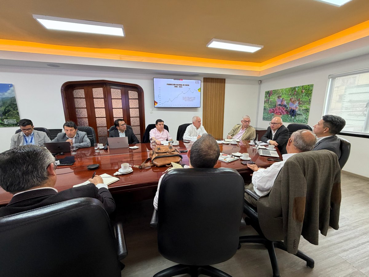fedecacao's tweet photo. El Consejo Nacional Cacaotero sesionó en #Fedecacao, bajo la coordinación del Luis Guillermo Quintero, de @MinAgricultura. Se abordaron temas como renovación de plantaciones, mercado y futuro del cultivo en la agenda del Gobierno. Trabajamos articuladamente por el subsector 📋 https://t.co/H0gKjZRLhu