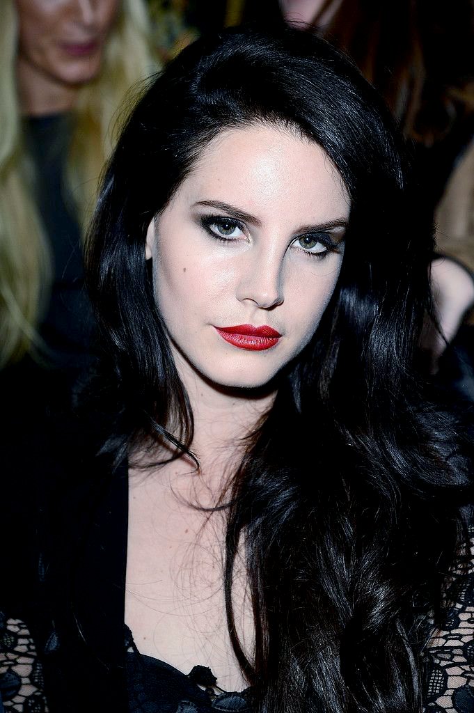 Sign_Me_xD's tweet photo. Lana Del Rey at the Versace Fashion Show in 2013 https://t.co/WGL7sycGT8