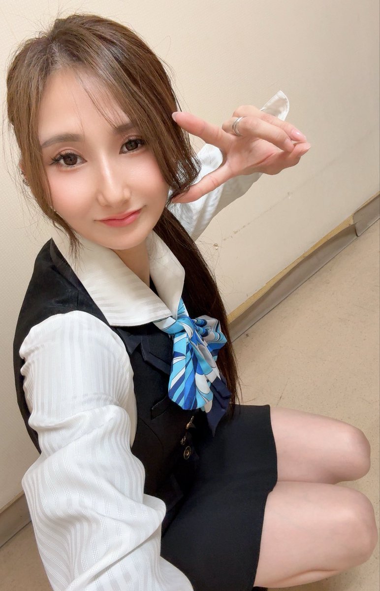mega_mktp's tweet photo. おはたぷ☀️.°
実はそろそろアロハ見納めってことで🤙〈爆〉

撮影があったので
久々に制服着用👗⬅️

あ、やっとシール作成依頼しました😭
来月の中旬には…渡せる？！
金曜日も頑張ってこー💪ふぁいてぃん
今月は残り
26まで早番
28早番
29.30遅番でーす！！
 #メガコン  #コンコルド  #ブレイズ  #BLAZE  #パチ屋  #相互  #相互フォロー  #いいね  #フォロバ  #フォロー