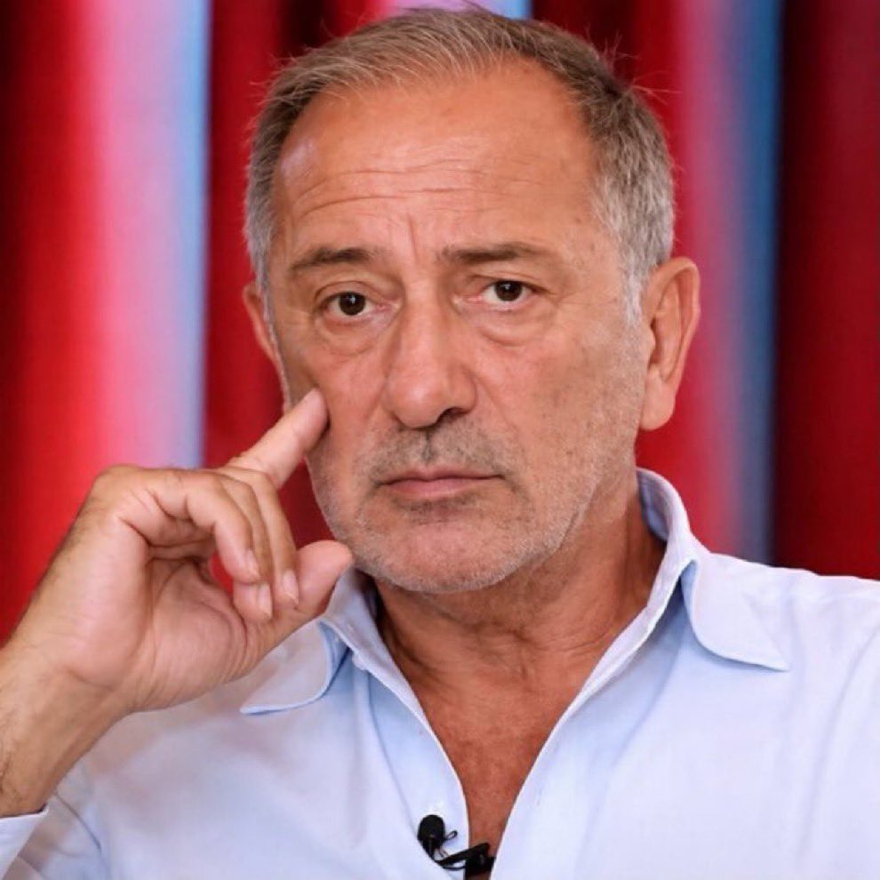 frekanstr_'s tweet photo. Gazeteci Fatih Altaylı;

"Fon dolandırıcılığı ortaya çıkıp rezalet patlayınca burada bir bankacı ile olan konuşmamı aktardım.

Özetle “Tera ve Pusula mağdurları paralarının yüzde 10’unu kurtarabilirlerse iyidir” diyordu.

Mağdurlar bana çok kızdı.

Sosyal medyada linç ettiler ve ediyorlar. Bilip bilmeden konuşuyormuşum, mağdurların moralini bozuyormuşum, bu fonların farklı nitelikleri varmış, falanmış, filanmış. Yüzde 10’unu ancak geri alırlar demem asıl mesele. Buna kızmışlar.

Peki arkadaşlar, “Merak etmeyin. Paranızı aynen geri alırsınız. Hatta görevli bankalar onları daha iyi nemalandırır, 1 kaybettiyseniz 2 alırsınız” desem doğruları söyleyen iyi adam mı olacaktım. Peki o zaman öyle diyeyim, “Hiç merak etmeyin, paranızı fazlasıyla geri alacaksınız” Oldu mu şimdi; akıllı, bilgili, sorumlu adam oldum mu!

Peki 6 ay içinde bu paraları alamayınca dönüp bana “Bizi niye kandırdın” demeyecek miydiniz!

Şu anda geri ödemeler ve cenazeyi kaldırmakla görevli iki banka harıl harıl çalışıyor. Hafta sonunda bile tam kadro mesai yapmak zorunda kaldılar. Çünkü SPK bu bankalardan 10 gün içinde tüm alacaklıların belirlenmesini ve yatırdıkları miktarların hesaplanmasını istedi. Az buz değil. 500 bine yakın kişinin tüm hesap dökümleri çıkarılacak; hangi fona yatırım yapmışlar, o fonda hangi hisseler var, hesaplayacaklar.

Sonrası!

Asıl sorun sonrasında.

Ödemeleri yapmak için bu fonlardaki hisseleri satmaya başlayacaklar. Diyelim ki, siz fonu son dönemde satın aldınız ve içindeki A şirketinin hissesi 100 TL, B şirketinin hissesi 300 TL, C şirketinin hissesi de 200 TL idi.

Şimdi görevli bankalar bu fonlardaki hisseleri satacak, elde edilen geliri de fonda parası bulunanlara hisseleri oranında paylaştıracaklar.

Peki borsa paldır küldür düşerken, hisseler her gün biraz daha değer kaybederken, sizin fonların değeri düşmeyecek mi!

Eğer bunlar gerçekten sağlam, bilinen, güçlü şirketlerin hisseleri ise zarar nispeten az olabilir. Ama bu skandal patladığından bu yana pek çok hisse değer kaybetti. Hele bazı hisseler her gün yüzde 5, yüzde 10 değer kaybetti. 200 liralık hisse değeri bugün 40’a düşen de var, 10’a düşen de var.

Benim yavaş yavaş temizlensin dememin nedeni de bu zaten. Bir anda satmaya başlayınca hakiki güçlü şirketlerin hisse değerleri bile hızla aşağı gider. Zamana yayılırsa kayıp daha az olur diye süre uzatılsın dedik.

Tabii bu arada bankalar da tedirgin. Dün bir bankanın üst düzey yöneticisi ile karşılaştım. Ayaküstü konuştuk.

Onların çekincesi de bu olayın, bankaların başına dert olması.

Kısa vadede 500 bin mağdurun kapılarına dayanmasından, bunun toplumsal bir mesele haline gelmesinden, iş yapamaz hale gelmekten çekiniyorlar.

Ama bence asıl sorun uzun vadede.

Şimdiden bazı avukatlar türedi bile. Mağdurlarla temasa geçip, vaatlerde bulunuyorlar. Bunlara inanan fon yatırımcılarının büyük bölümünün beklediklerini bulamayınca bankalara dava açması bana göre kaçınılmaz bir sonuç.

Mağdur sayısına ve konuşulan miktarların büyüklüğüne bakınca, bu cenaze öyle SPK tebliğleri ile, işi bankaların üzerine yıkmakla kaldırılacak gibi değil.

Bununla ilgili yasal bir düzenleme yapmak şart.

Aksi takdirde bankalar da uzun vadede davalarla boğuşmak zorunda kalabilir, umut tacirleri zaten dolandırılmış olan yatırımcıları bir kez daha kandırabilir, bu kez de “fon mağdurları borsası” oluşturulabilir.

Bankacılık felaketinde can acıtıcı ve hatta hukuku eğip büken bir yanı da olsa 5020 sayılı yasanın hırsız yöneticilere karşı işe yaradığını da unutmamak gerekir."