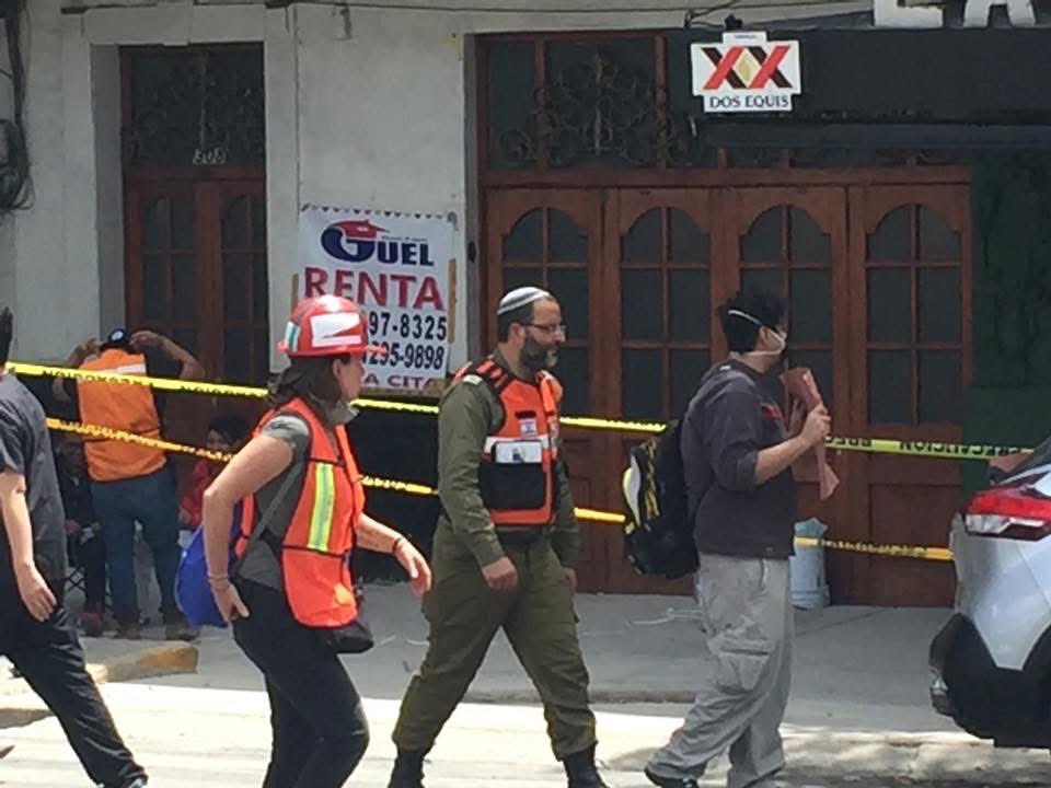 Clionautica's tweet photo. Me encontré esta foto en mi Facebook; es un rescatista israelí que estaba ayudando en la zona de avenida Álvaro Obregón cuando ocurrió el sismo de 2017. https://t.co/HQJiT7Z0fg