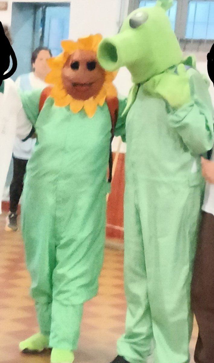 Bltch_Sun's tweet photo. CAYERON UNOS LOCOS A MI ESCUELA CON COSPLAY DE PVZ.

LA CONCHA DE LA LORAAAA 😭 https://t.co/3Q54S5T5Aq