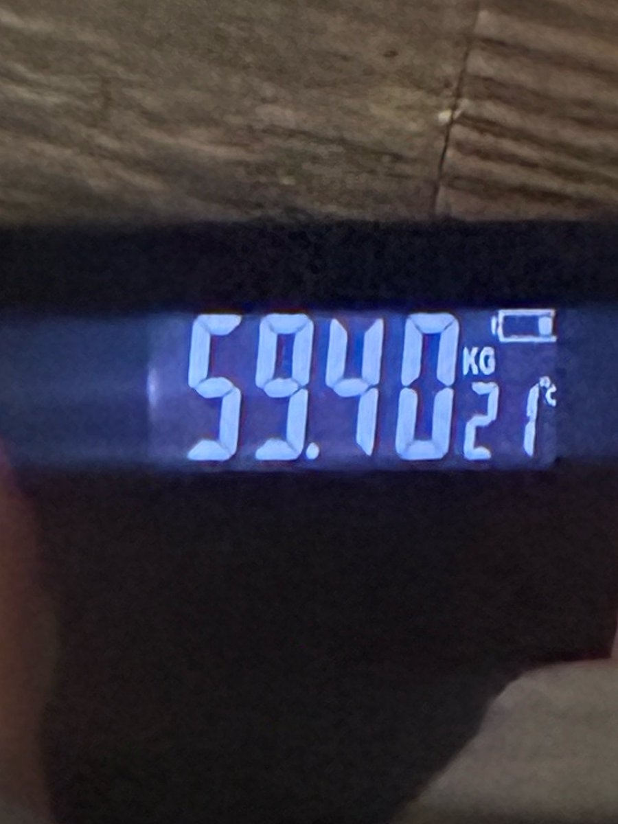 lemonbreadmm's tweet photo. guys this was a 4 day difference i had a rlly bad binge on tuesday did i rlly gain all this weight like wtf https://t.co/MfTycq5HdQ