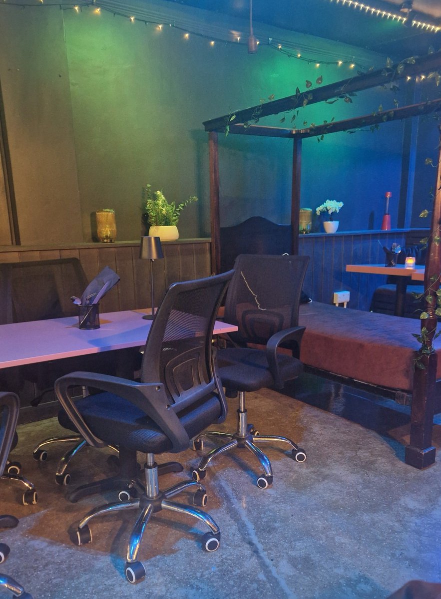 mreatitthru's tweet photo. club got a bed with the executive cuck desk https://t.co/9UNPxK2cuy