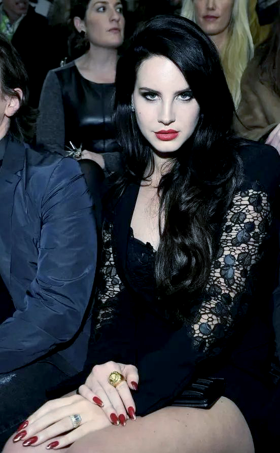 Sign_Me_xD's tweet photo. Lana Del Rey at the Versace Fashion Show in 2013 https://t.co/WGL7sycGT8
