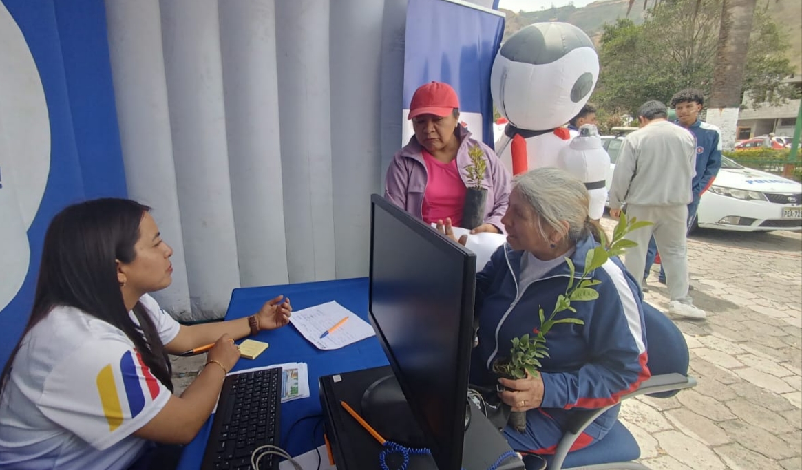 SRIoficialEc's tweet photo. #SRIenCarchi

Nuestra #BrigadaMóvilSRI entregó sus servicios en la parroquia de Juan Montalvo del cantón Mira:

🔹️ Generación de claves y su cuidado en el uso.
🔹️ Consultas sobre el estado del RUC.
🔹 Devolución del IVA para adultos mayores. https://t.co/Q1pfi6RTnk