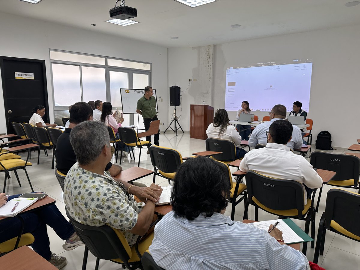 Superservicios's tweet photo. En Mocoa, Putumayo, escuchamos a la ciudadanía y articulamos acciones con autoridades y prestadores frente a las necesidades en los servicios de energía, aseo y acueducto.

Como resultado, se establecieron compromisos para diagnosticar la prestación de energía en la vereda Rumiyaco, revisar la cobertura y operación del servicio de aseo y avanzar en un plan de atención para los usuarios de acueducto.

Desde la Superservicios haremos seguimiento a estos compromisos para promover respuestas efectivas a las necesidades de la comunidad.
