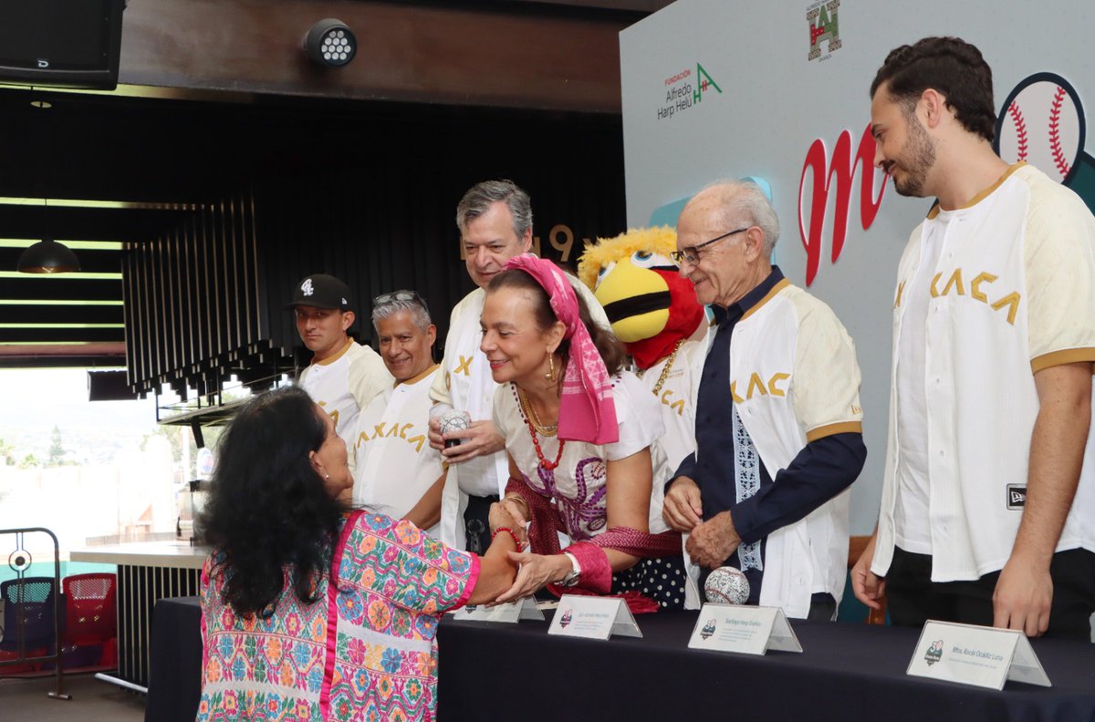 FundacionAHHO's tweet photo. Bajo el lema" Para ayudar, nos volamos la barda: 30 años haciendo equipo por el desarrollo de México", Home Runs Banamex reafirma la importancia de la colaboración entre iniciativa privada, organizaciones sociales y fundaciones para multiplicar el impacto positivo en el país. https://t.co/6gO6kE9heg