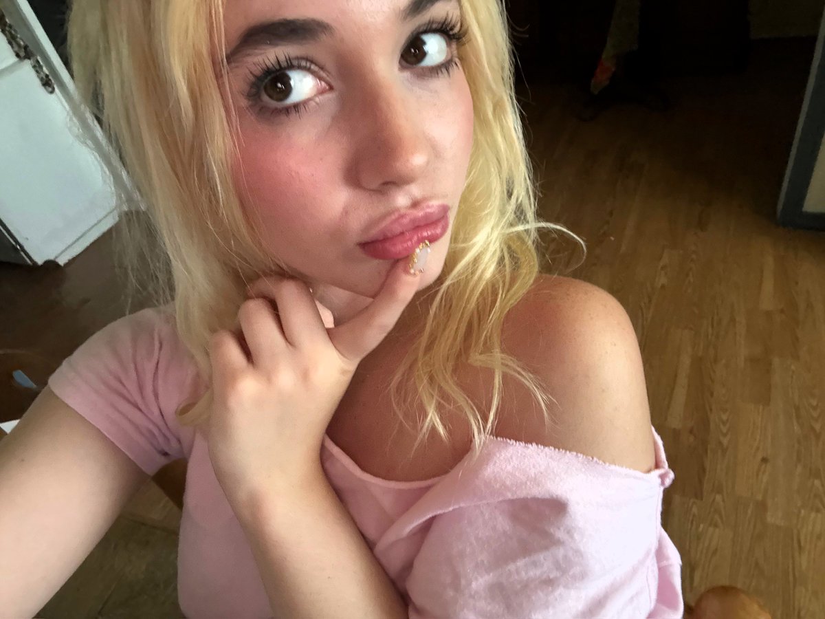 egirlhaile's tweet photo. what’s on your mind today? 🤫 https://t.co/1UVxUVZ3N8