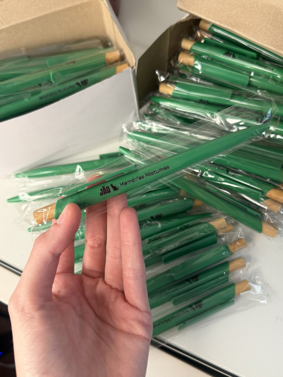 oliviarogeriobr's tweet photo. VAI ME NEGAR UMA CANETA???

fiquei com fomo dos brindes e fiz também! vou distribuir 𝘧𝘰𝘳𝘢 𝘥𝘰 𝘴𝘩𝘰𝘸 e para todos que me encontrarem amanhã essa caneta bem póstuma ✍🏻💚 https://t.co/aqNq7onQho