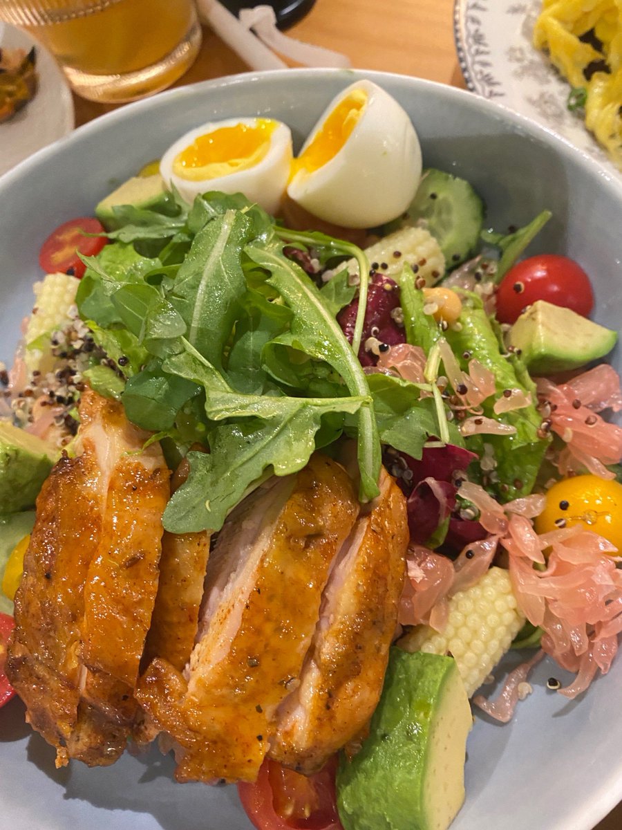 LupitaHoffvsu1's tweet photo. [Una rápida y deliciosa cena: arroz con pollo y una ensalada fresca, perfecta para terminar el día con buena energía!]， https://t.co/Wdz7YiNkOn