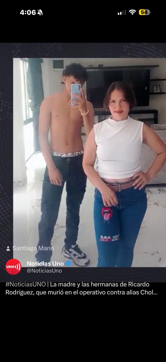 ElDudacolombia's tweet photo. Quieren hacer ver que Ricardo, el que sería el primer falso positivo, es este muchacho armado, pero fíjense que los tatuajes delantan la tamaña mentira de bodegas facistas para justificar un falso positivo. https://t.co/uLEdRS9FzB