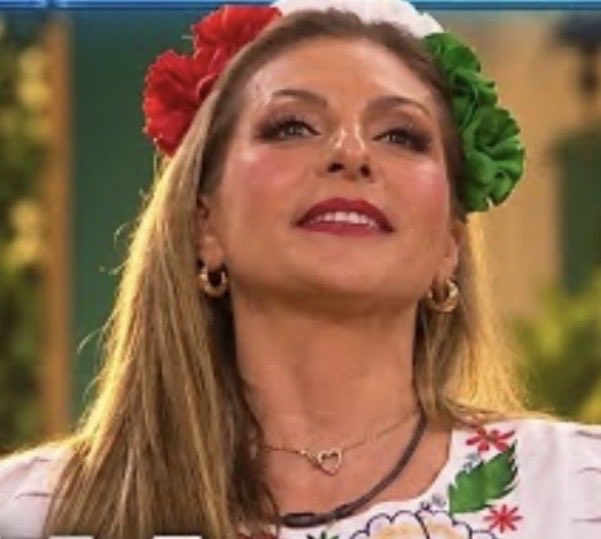 Jesuscaseresone's tweet photo. 🔥 Seamos honestos: ¿qué juego de Mariana estamos premiando exactamente?

Porque para mí, Mariana no merece ganar y mucho menos estar en el Top 3. Mientras otros tuvieron que jugar, arriesgarse, sostener alianzas, tomar decisiones y cargar con las consecuencias de sus movimientos, Mariana parece haber tenido el camino mucho más cómodo.

Para mí, ella no representa a una jugadora que dominó el juego; representa a una jugadora que fue convertida en personaje por la producción. Una ficha útil para construir una narrativa y llevarla hasta donde convenía al programa.

Y si desde afuera hubo un grupo apostando por verla en la final, entonces la pregunta es todavía más incómoda: ¿estamos viendo el resultado de su juego o el resultado de una estrategia armada alrededor de ella?

Porque llegar a la final no demuestra automáticamente que hayas jugado mejor. A veces simplemente demuestra que fuiste la pieza que alguien decidió proteger. #LaCasaDeLosFamososMéxico #LaCasaDeLosFamososMéxicoMx