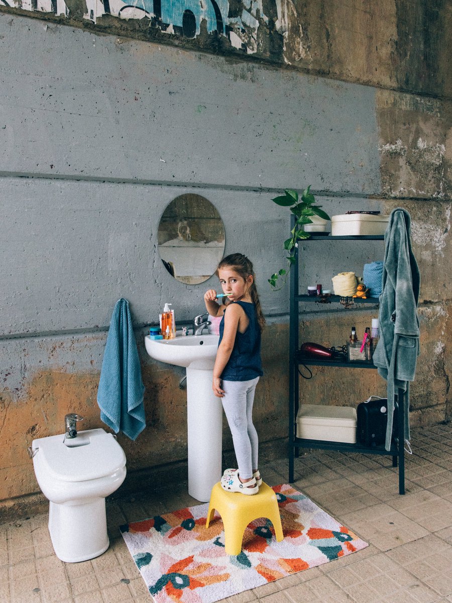 ElenaGavalda's tweet photo. La Txell dels @xiquetstgn havia participat al projecte 'Ens veurem al carrer' i li devia aquestes fotografies sent l'enxaneta del pilar caminant. Estic segura que tot i la caiguda, la Txell i els seus pares, l'Esther i l'Ilé, estan enormement orgullosos. https://t.co/FIhoDbeD3i