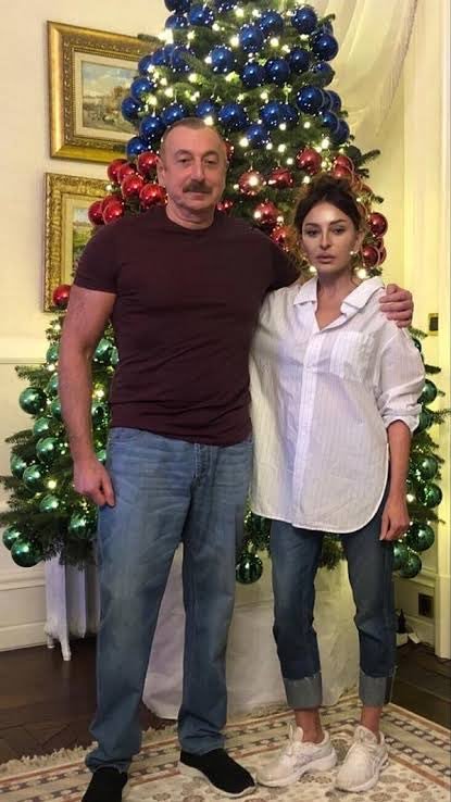 Seyfullahhuzni's tweet photo. Oysa kafirlerin adetine saygı duymakla kalmıyor bizzat onları taklit de ediyor!
Ya kafir olduğu için ya Kafire ramak kala bir zihniyete sahip olduğu için.
Gerçi her şey ortada. İsraili destekleyen birisinin Müslümanların safında yer almasını beklemek hamakattir de neyse... https://t.co/x36EC084VO