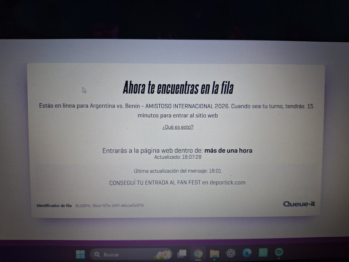 _FranFF's tweet photo. Es terrible como uno está desde antes de las 17hs y cuando abre la fila te aparece que esperes "más de una hora".  

Que mierda que es esto. https://t.co/3aTPy9TcYS