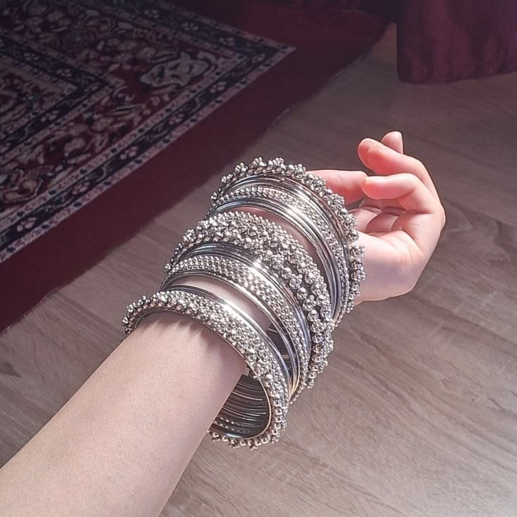 aisizindagani's tweet photo. seketika menarik tangan @madravatisuta untuk ia letakkan ke atas pangkuan, kemudian ia jadikan manekin untuk menyusun gelang. https://t.co/55vcQNbS8b