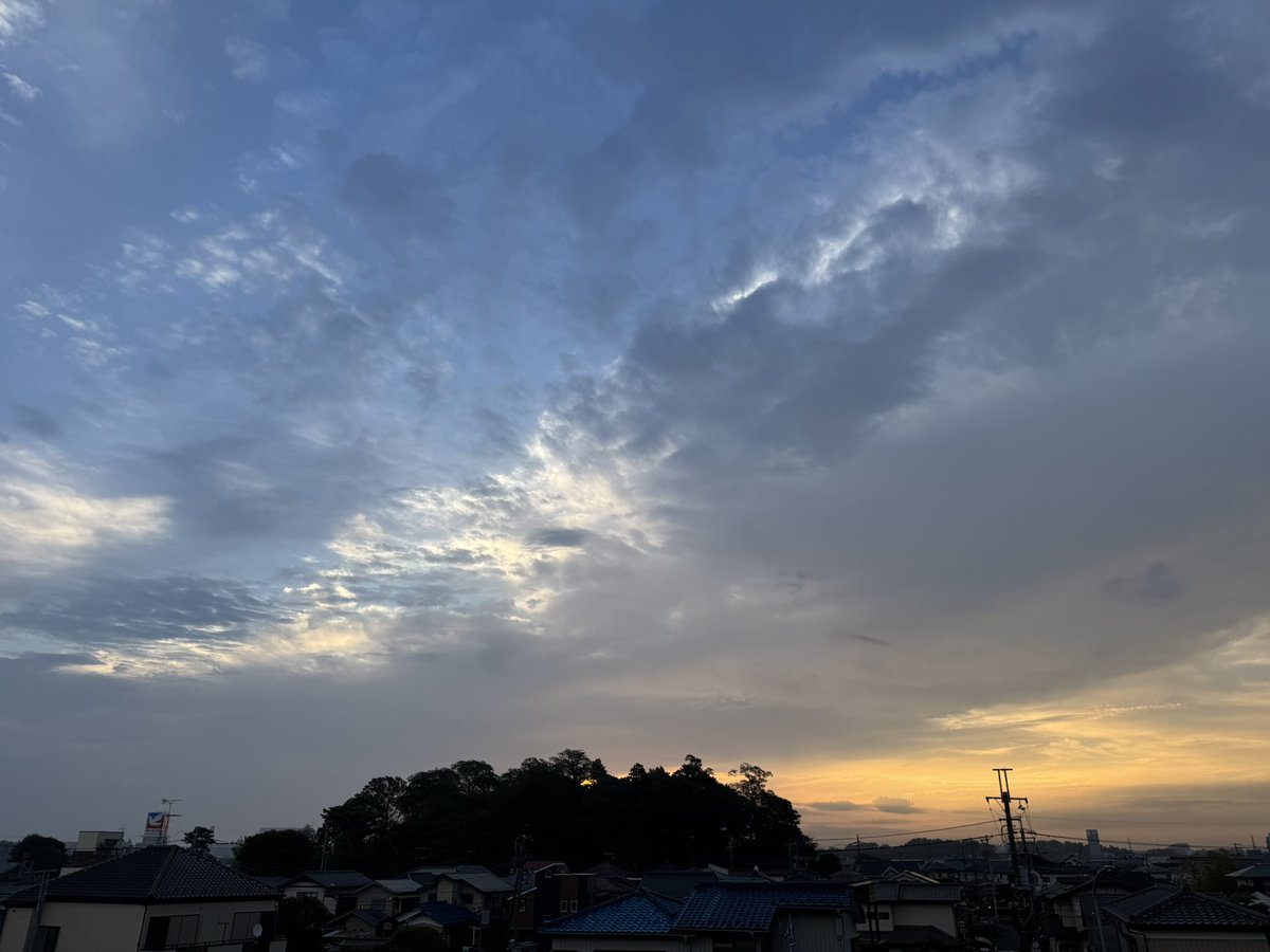 sunsunriko's tweet photo. おはようございます。今朝も無事に朝活。川の水はまた少し下がりました。太陽とスカイツリーが少し見えました。今朝も感謝。また台風が来そうで、どうなっていくのか。。。
#朝活　#イマソラ　#空が好き https://t.co/9L2YVFAcZz