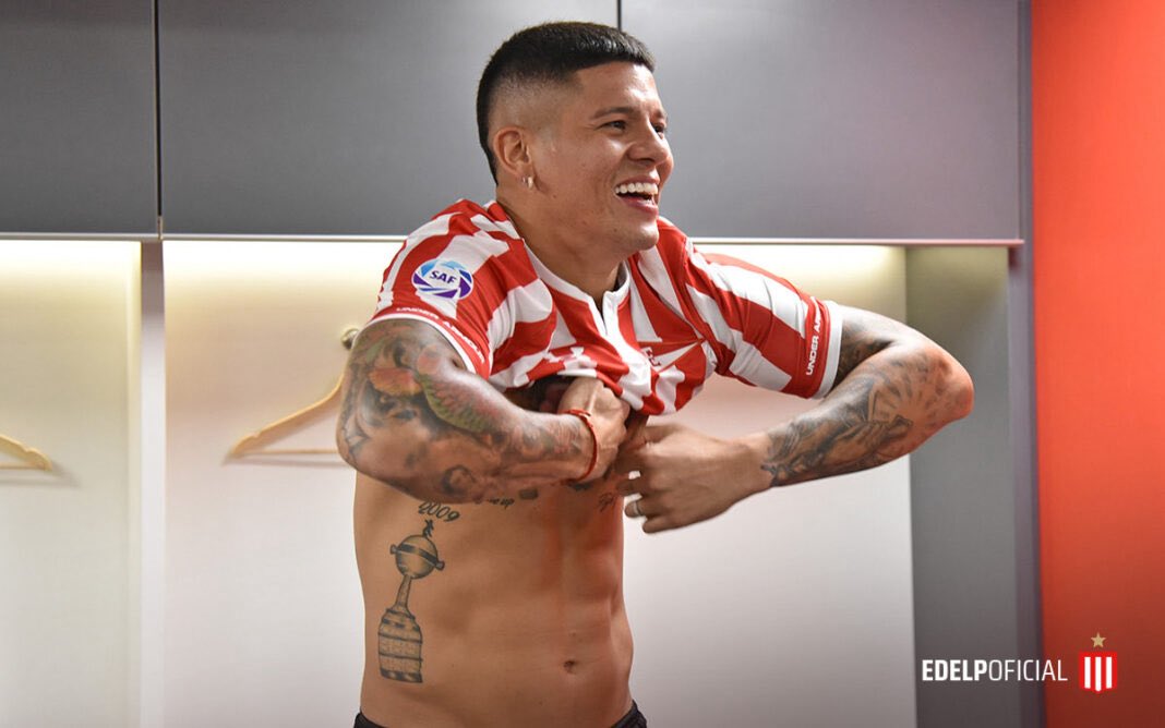 Estudionalytics's tweet photo. 🚨🇦🇹 Informa @GerGarciaGrova que #EDLP inició contactos formales con Marcos Rojo para su vuelta al club a jugar la Copa Libertadores. Se resolvería post partido entre Racing y Boca de Copa Argentina.

Estudiantes necesita un central, Rojo es la mejor opción.

¿Está vez se dará? https://t.co/0TFDuSNAph