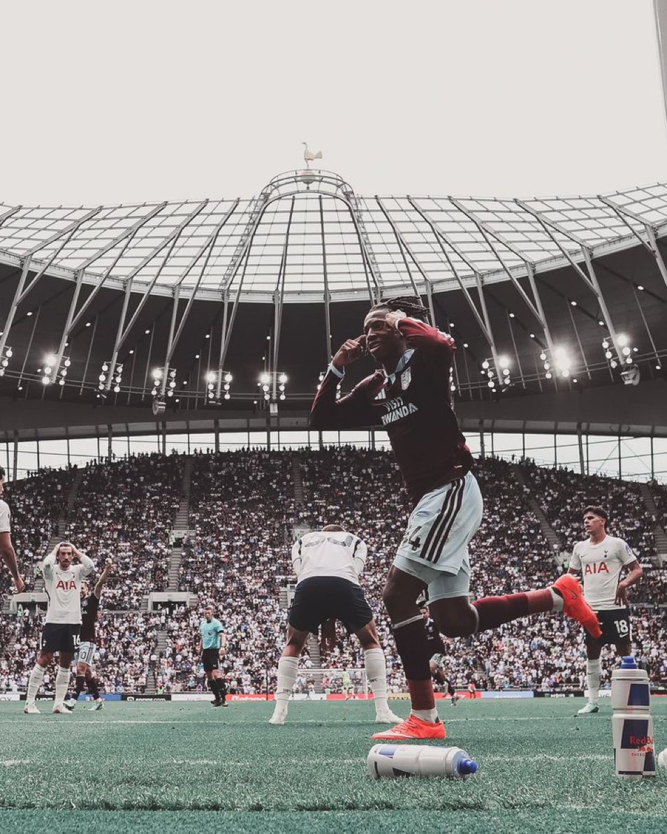kpvilla11's tweet photo. Timing of a photo is everything!! Fucking beaut this!! #avfc 👌 https://t.co/grGg8VNYYC
