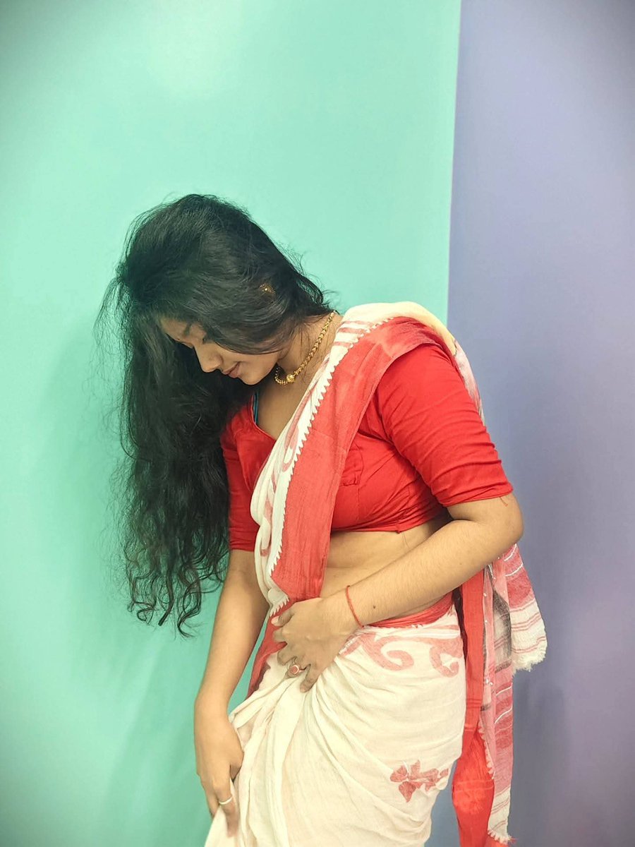 ShilaVibes's tweet photo. আপনি কি কখনো একটা গোলাপ আর একটা সূর্যমুখীকে একে অপরের সাথে প্রতিযোগিতা করতে দেখেছেন? https://t.co/HqLpMbPq1E