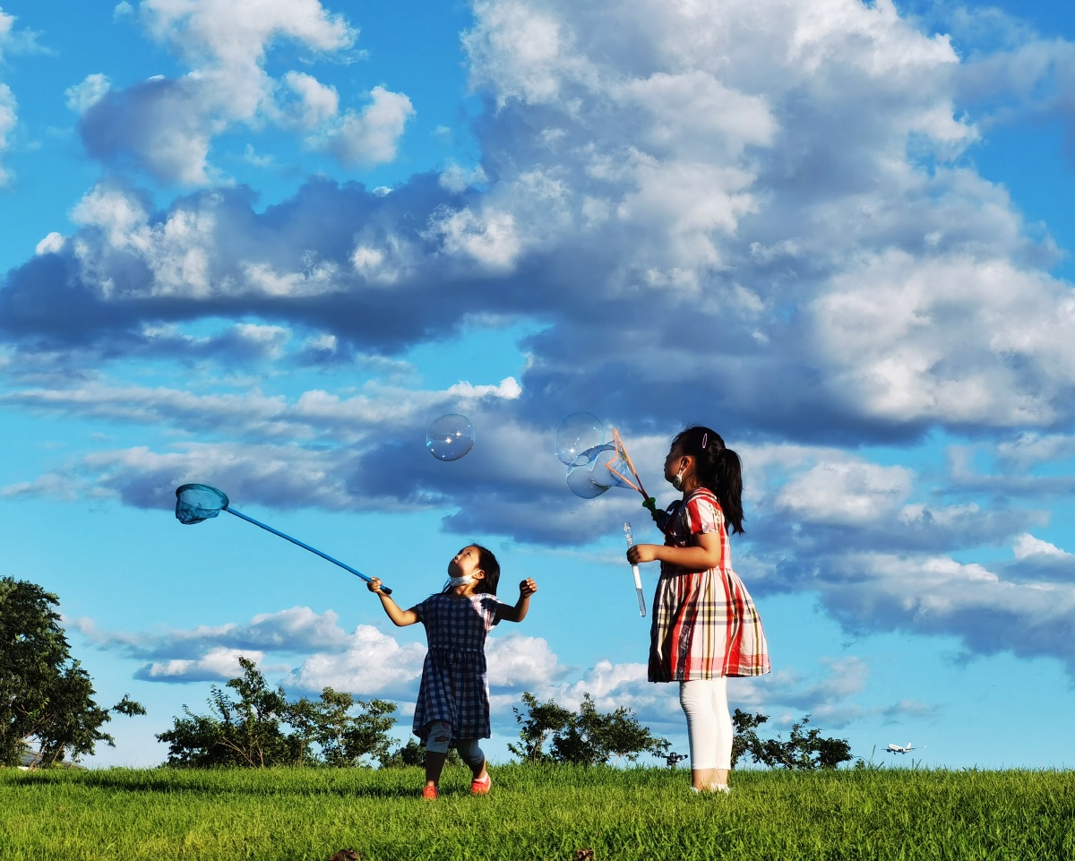 MaraLanzafmrf's tweet photo. Today’s best family moment: chasing bubbles in the backyard with my little one! Laughter everywhere, simple joy that lasts forever. ， https://t.co/TQ4JaZQgiN