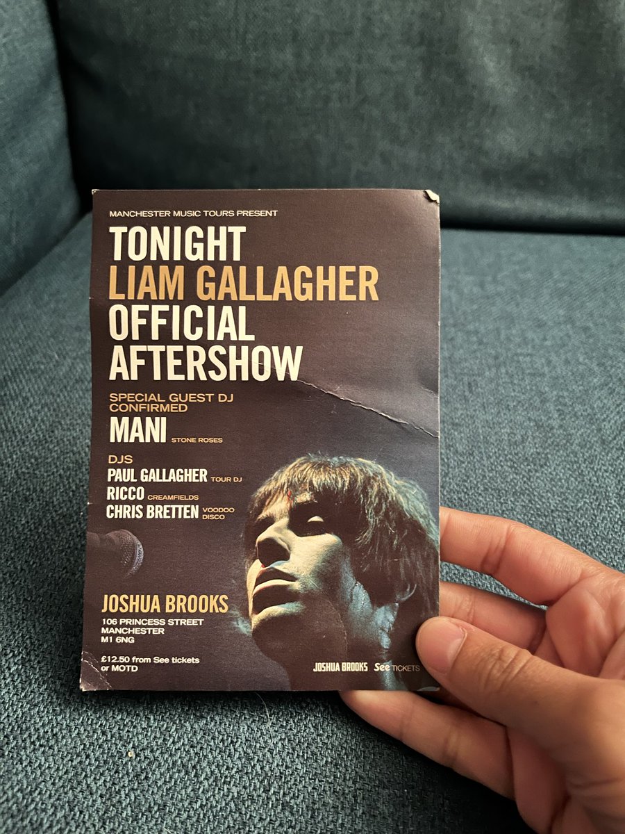 MartineonX's tweet photo. Took it at Mister Sifters shop, we showed him @liamgallagher’s gig from the night before. https://t.co/9CMcab4ZkT