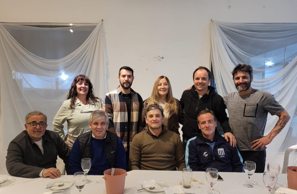 MuniChivilcoy's tweet photo. 🏀 ​El Municipio y el Club Racing ratifican su trabajo conjunto de cara a la nueva temporada de la Liga Nacional

​El intendente municipal, Guillermo Britos, acompañado por integrantes de su equipo de gabinete, mantuvo una fructífera reunión de trabajo con miembros de la Comisión Directiva del Club Racing para repasar el presente institucional y deportivo de la entidad.

🤝 ​Durante el encuentro, las autoridades dialogaron sobre la preparación del equipo de básquet para afrontar un nuevo desafío en la Liga Nacional y detallaron los avances de las obras de infraestructura urbana que el Municipio lleva adelante en los accesos al estadio Grilón Arena, complementadas con trabajos de veredas e iluminación coordinados junto a las entidades deportivas.

👍 ​Ambas partes destacaron que el trabajo articulado entre el Estado municipal y las instituciones locales genera una sinergia altamente positiva, impulsando el desarrollo deportivo y mejorando la calidad de vida de toda la comunidad de Chivilcoy.

https://t.co/YQcQ6GQQRR