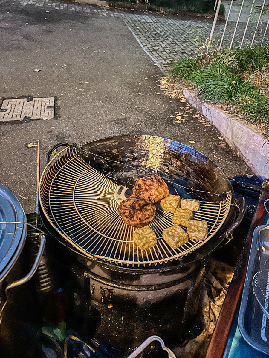 JerePlazav5i's tweet photo. It’s 1AM at the tiny alley food stall. Steaming pork soup, charred scallion pancakes, and quiet laughter—here, every late night gets a warm hug. https://t.co/O8A2htr0LA