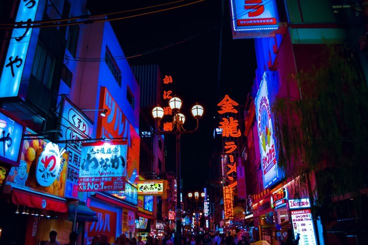 skinnylcs's tweet photo. se eu fosse o diretor do clipe de chihiro, o mv seria ambientado no japão e a noite, teria muitas cores vibrantes como nessas fotos pra fazer referencia ao filme e a estética da música, haveria uma tempestade também, pior do que em happier than ever https://t.co/HVUqO5r2Yb