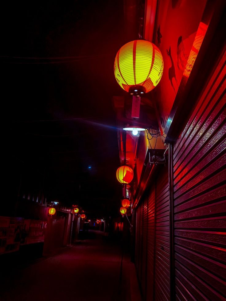 skinnylcs's tweet photo. se eu fosse o diretor do clipe de chihiro, o mv seria ambientado no japão e a noite, teria muitas cores vibrantes como nessas fotos pra fazer referencia ao filme e a estética da música, haveria uma tempestade também, pior do que em happier than ever https://t.co/HVUqO5r2Yb