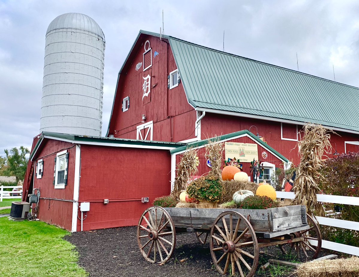 MitchandMarcy's tweet photo. @Grampa1950 During  #applecider season, a stop at the #ThreeCedarFarm in #PureMichigan is a must-do!
🍎📸 #mitchandmarcyphotos 

#pumpkins #autumn #fall https://t.co/xDGAhYeESc