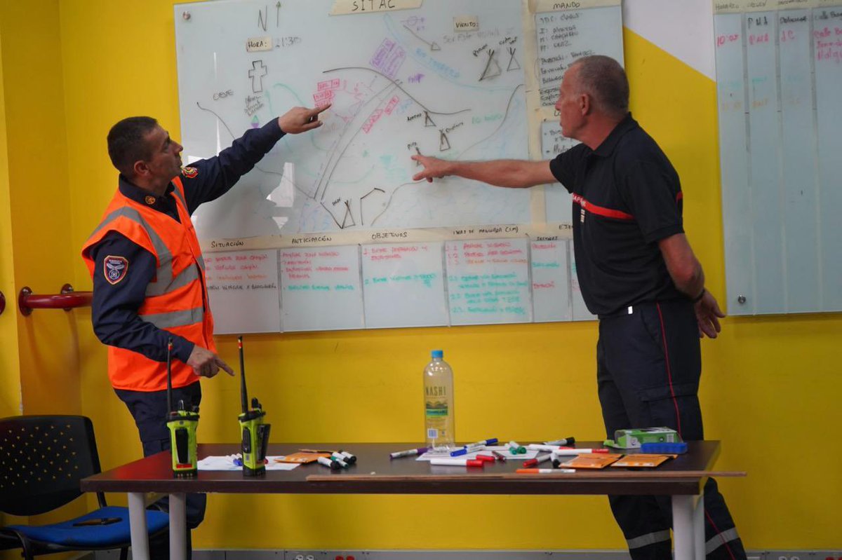 PaulaXHenaoE's tweet photo. Como parte de la articulación internacional entre @Bogota, @BomberosBogota y @ENSOSP de Francia, fortalecemos las capacidades de un grupo de oficiales y suboficiales en Gestión Operacional, Mando y Estrategia. 

Con ejercicios prácticos y metodologías internacionales, mejoramos la toma de decisiones y la coordinación en emergencias para proteger a Bogotá y su entorno.